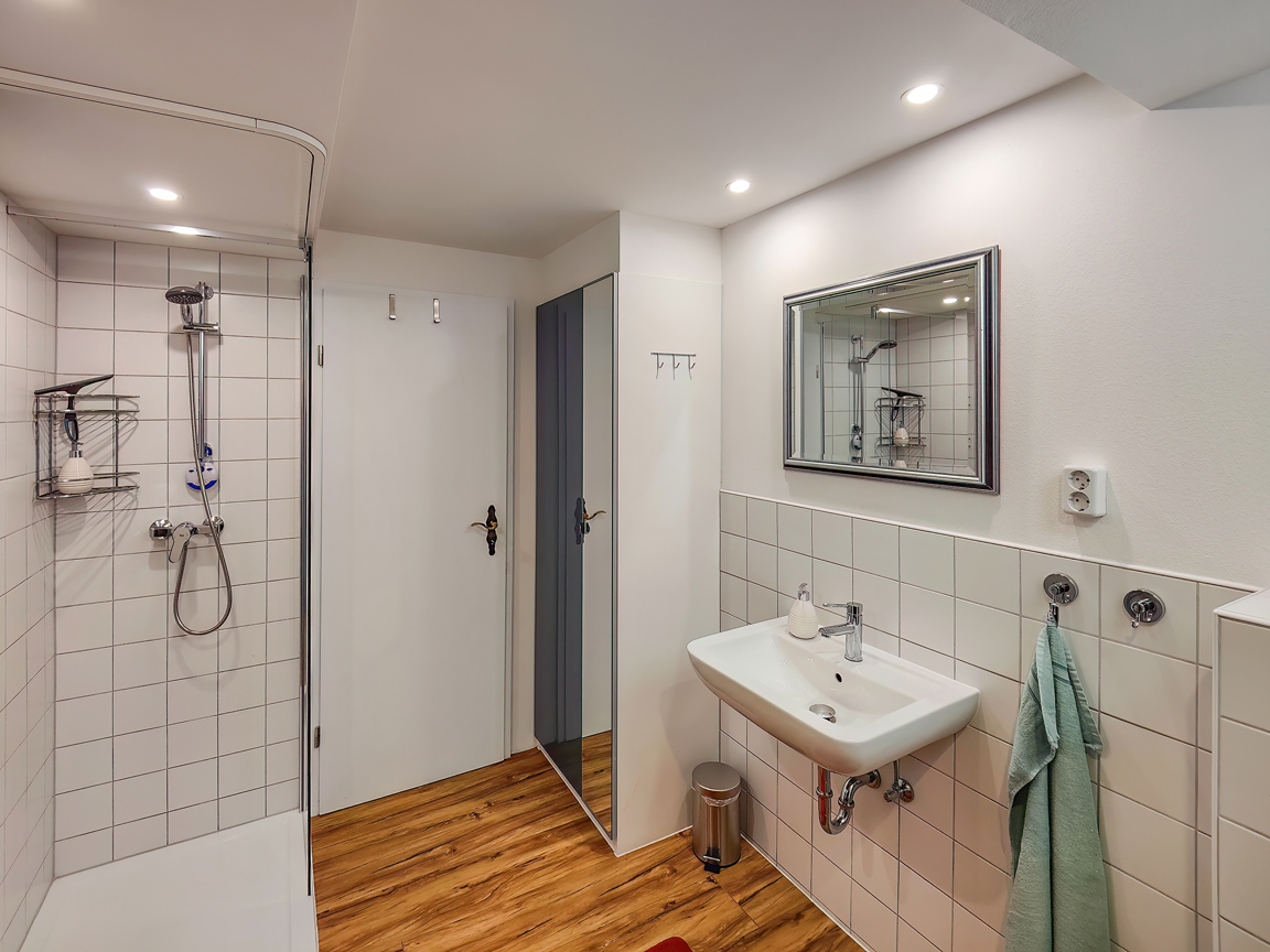 Dusche + Waschbecken mit Seife und Duschgel, Ganzkörperspiegel