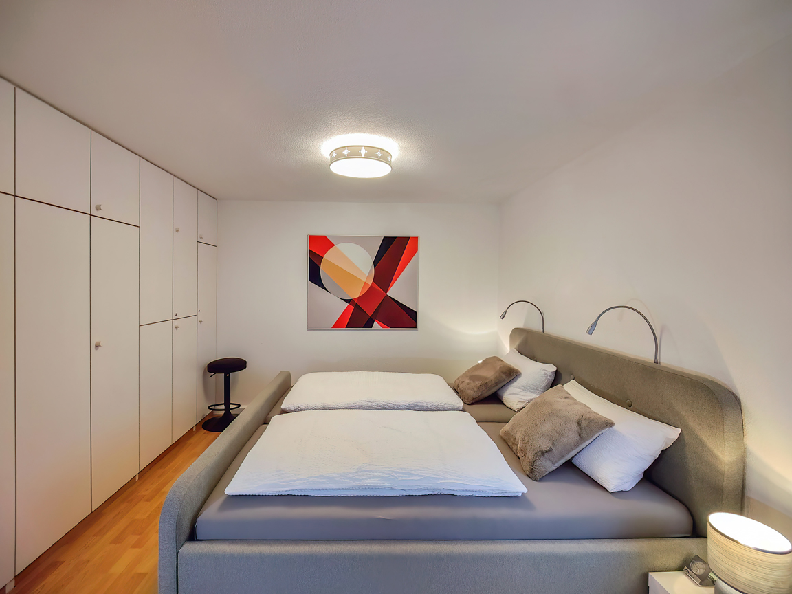 Schlafzimmer ca. 15 qm, mit Doppelbett und großer Schrankwand, Schubladenfächern und Safe