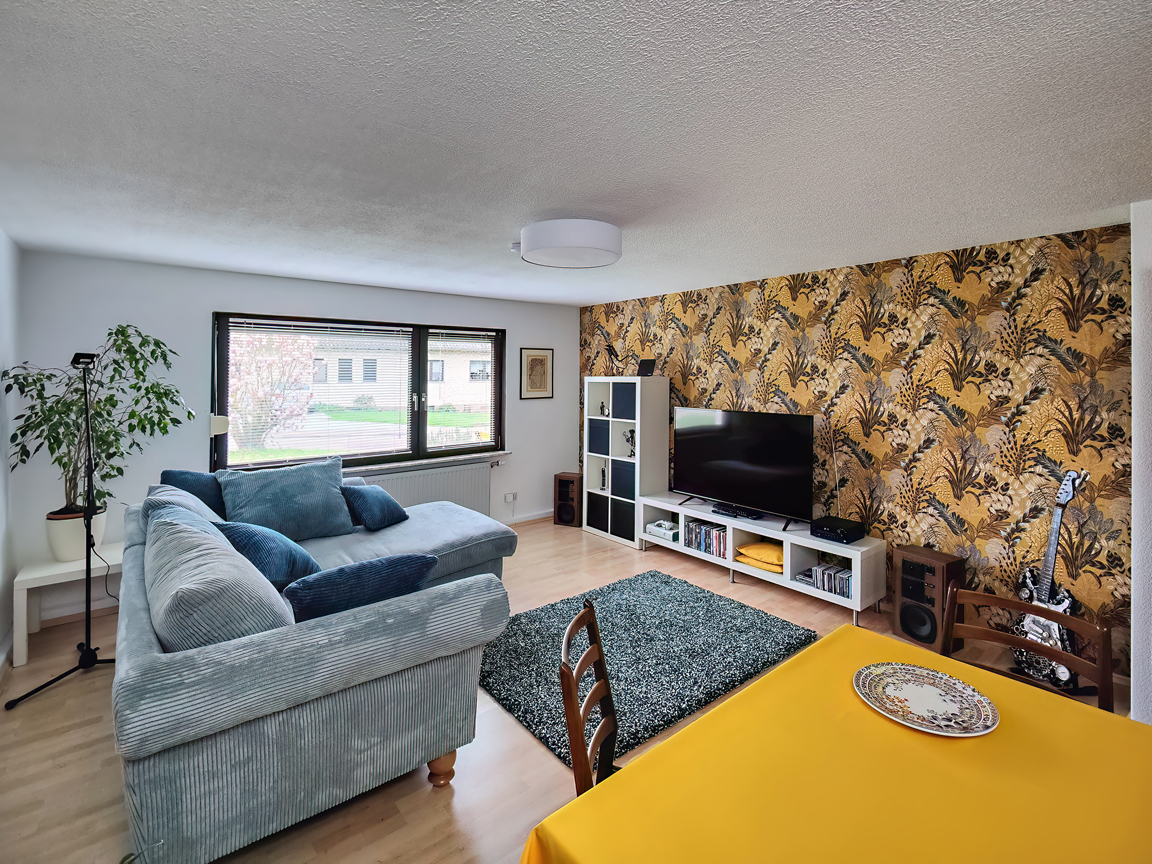 Wohn/Esszimmer, ca. 24 m², mit Sofa, Esstisch, TV-Wand